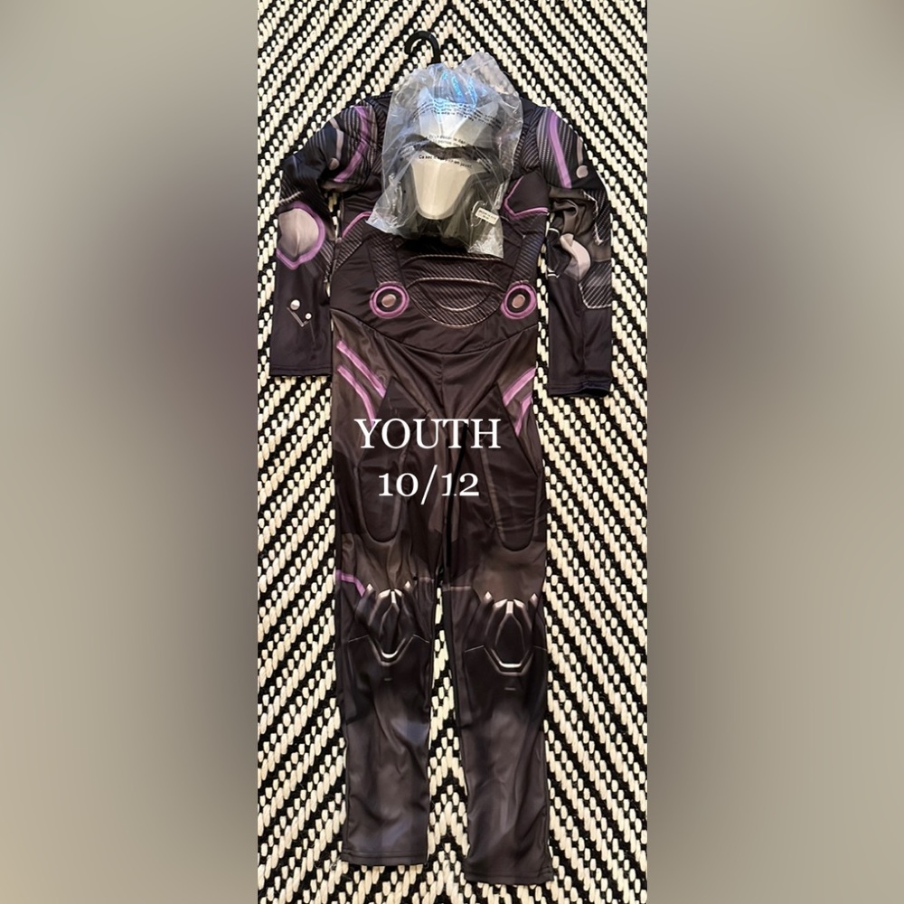 Fortnite Omega Purple Costume Includes
Jumpsuit & Mask NEW WITHOUT TAGS